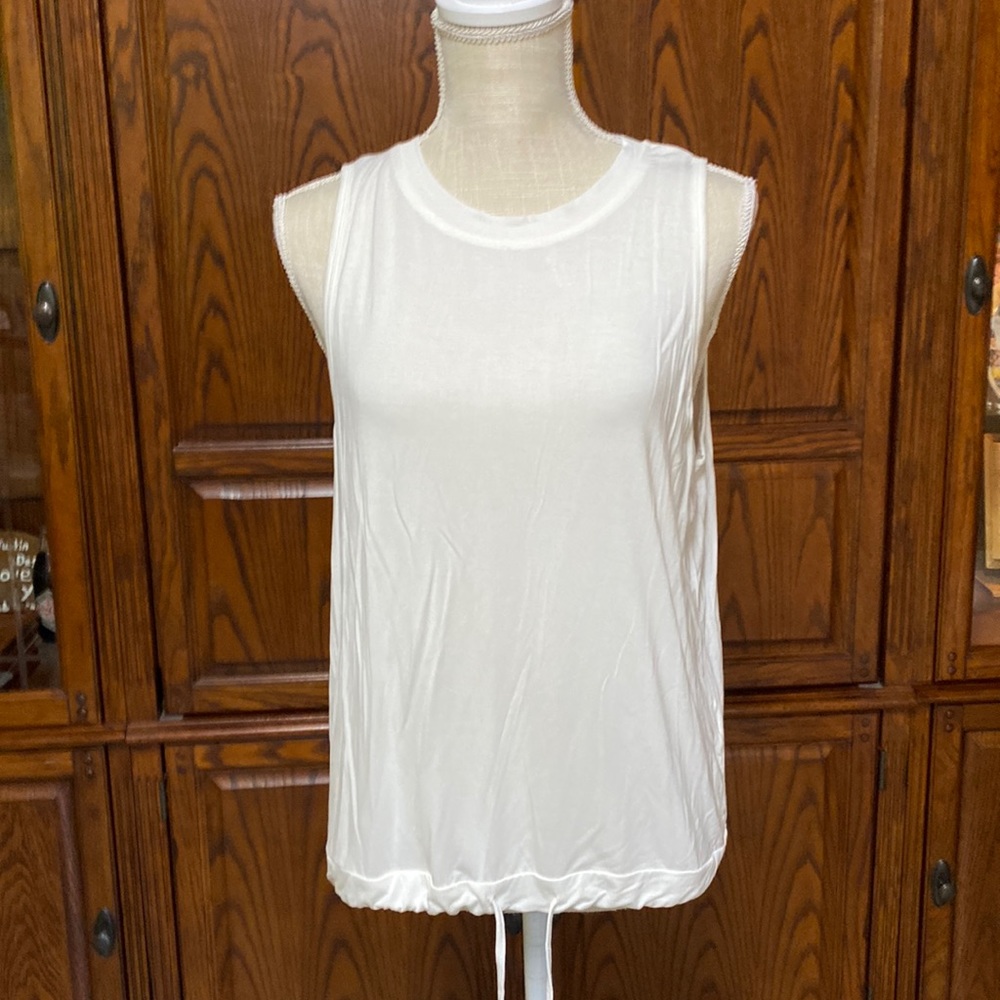 New Yoga women top never worn with opening in back